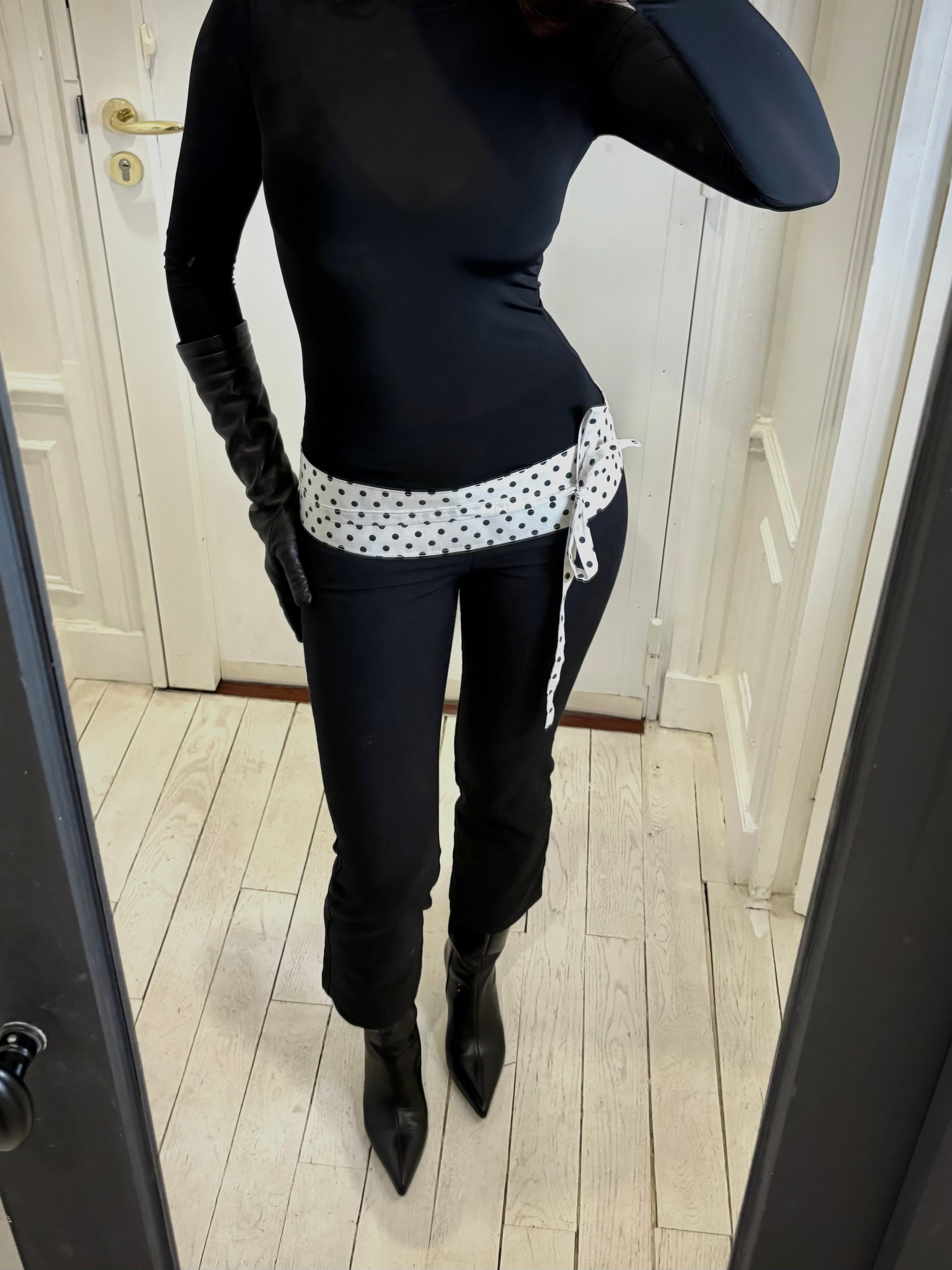 Ceinture incurvée gros pois blanc