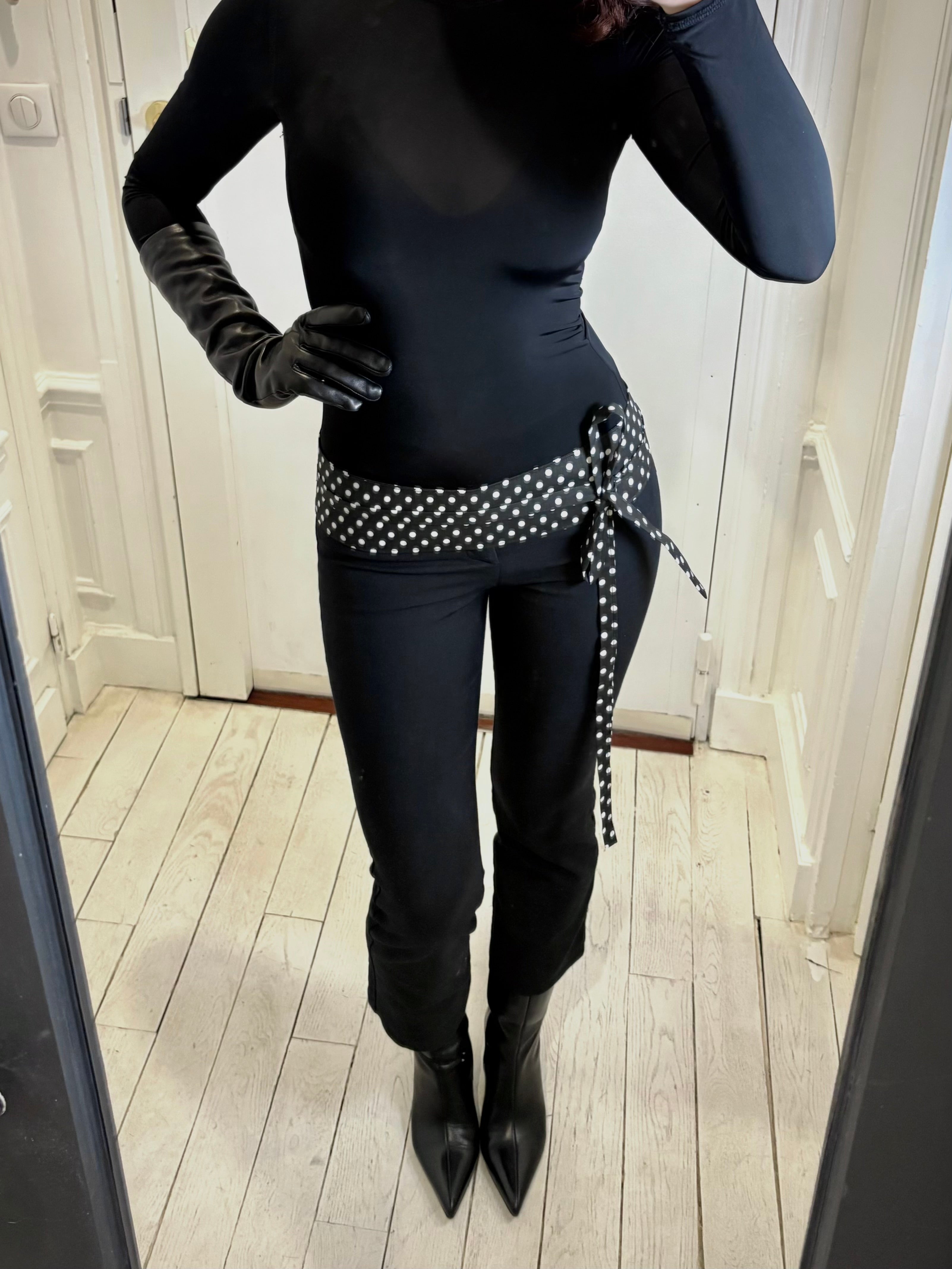 Ceinture incurvée gros pois noir