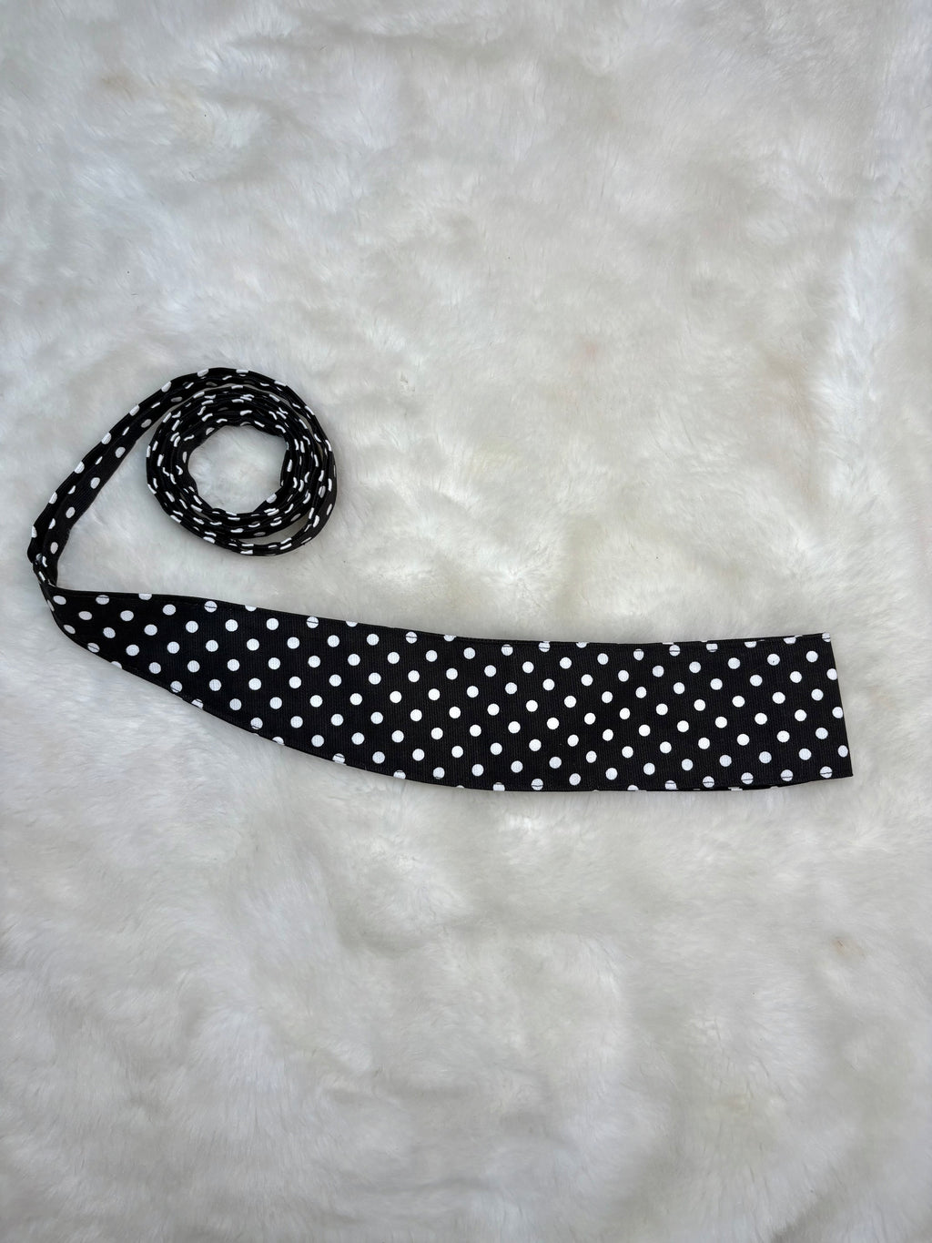 Ceinture incurvée gros pois noir