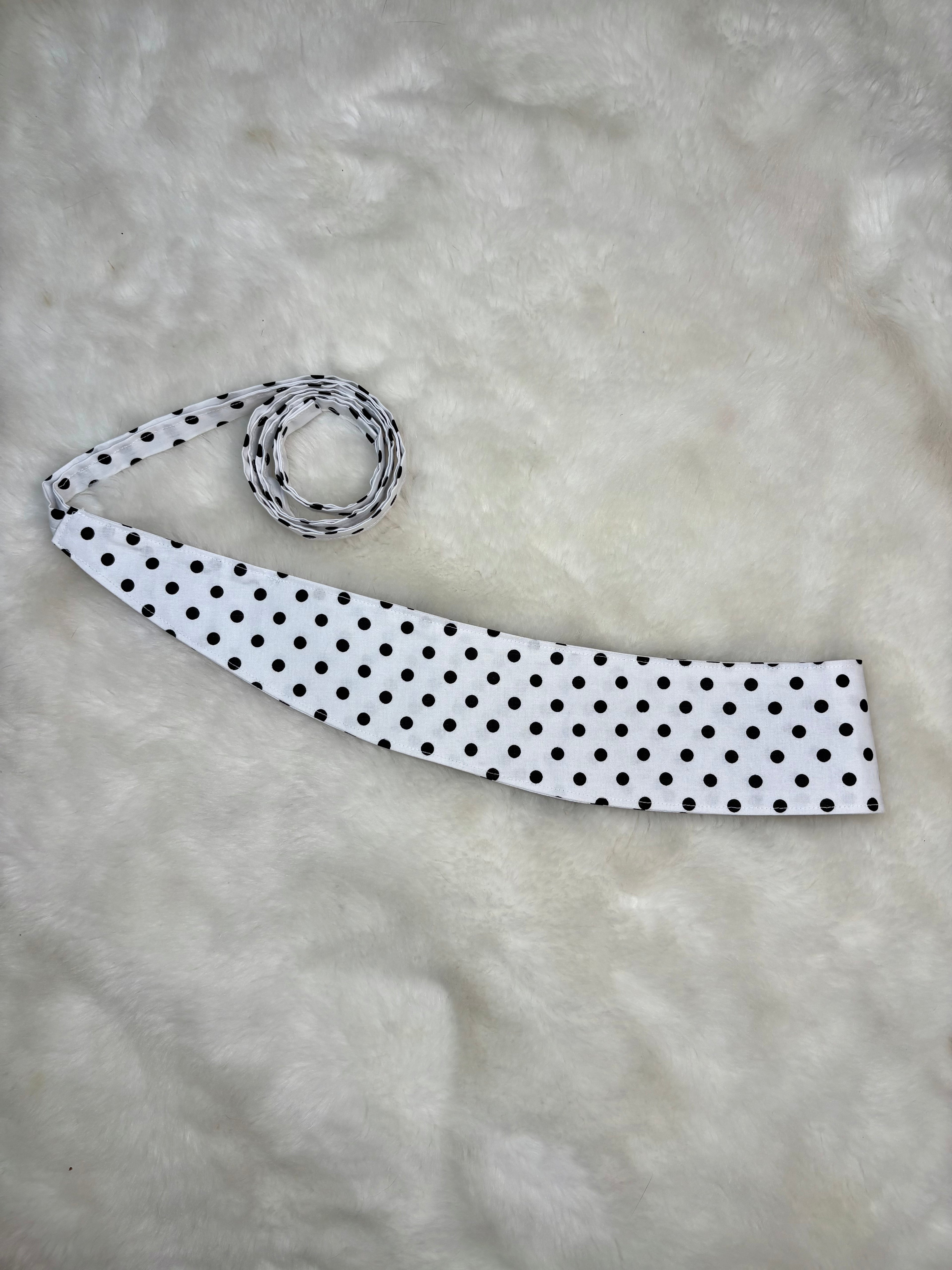 Ceinture incurvée gros pois blanc