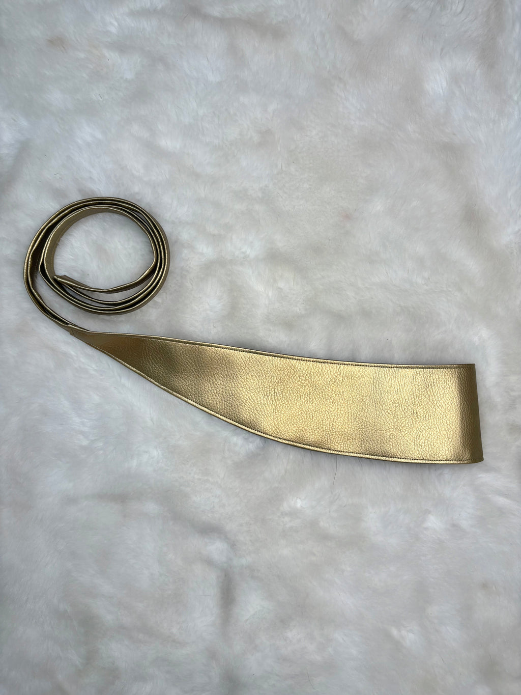 Ceinture incurvée simili cuir doré